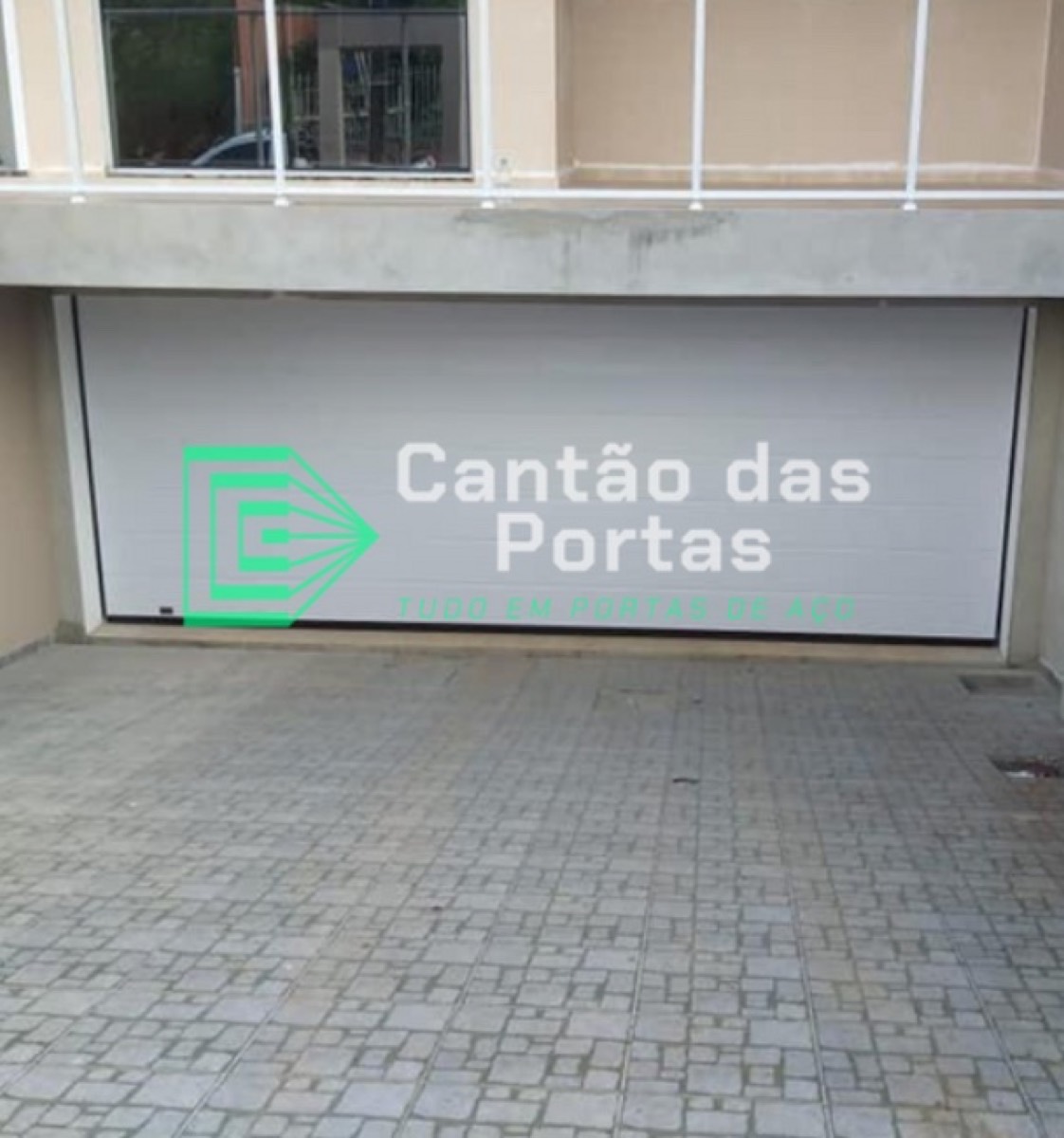 Porta seccionada industrial instalada