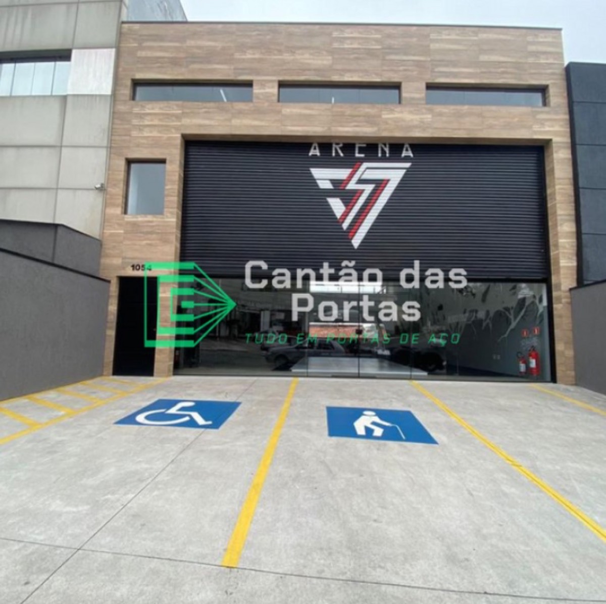 Porta de aço em grande vão na fachada de uma arena