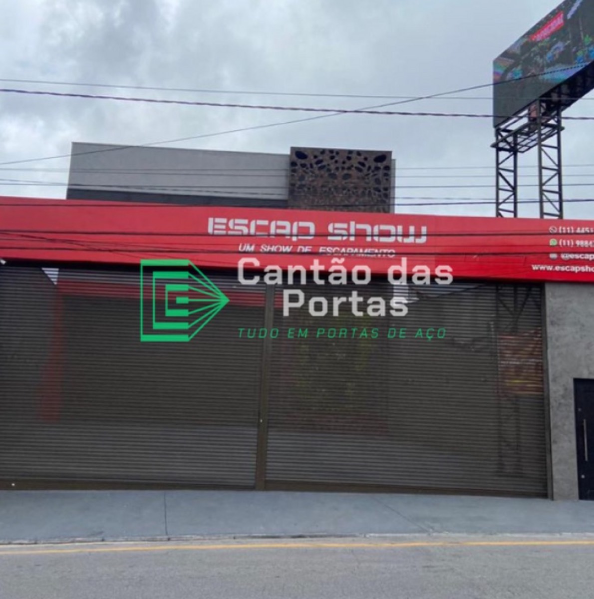Porta de aço em fachada comercial, fotografia do acervo Cantão